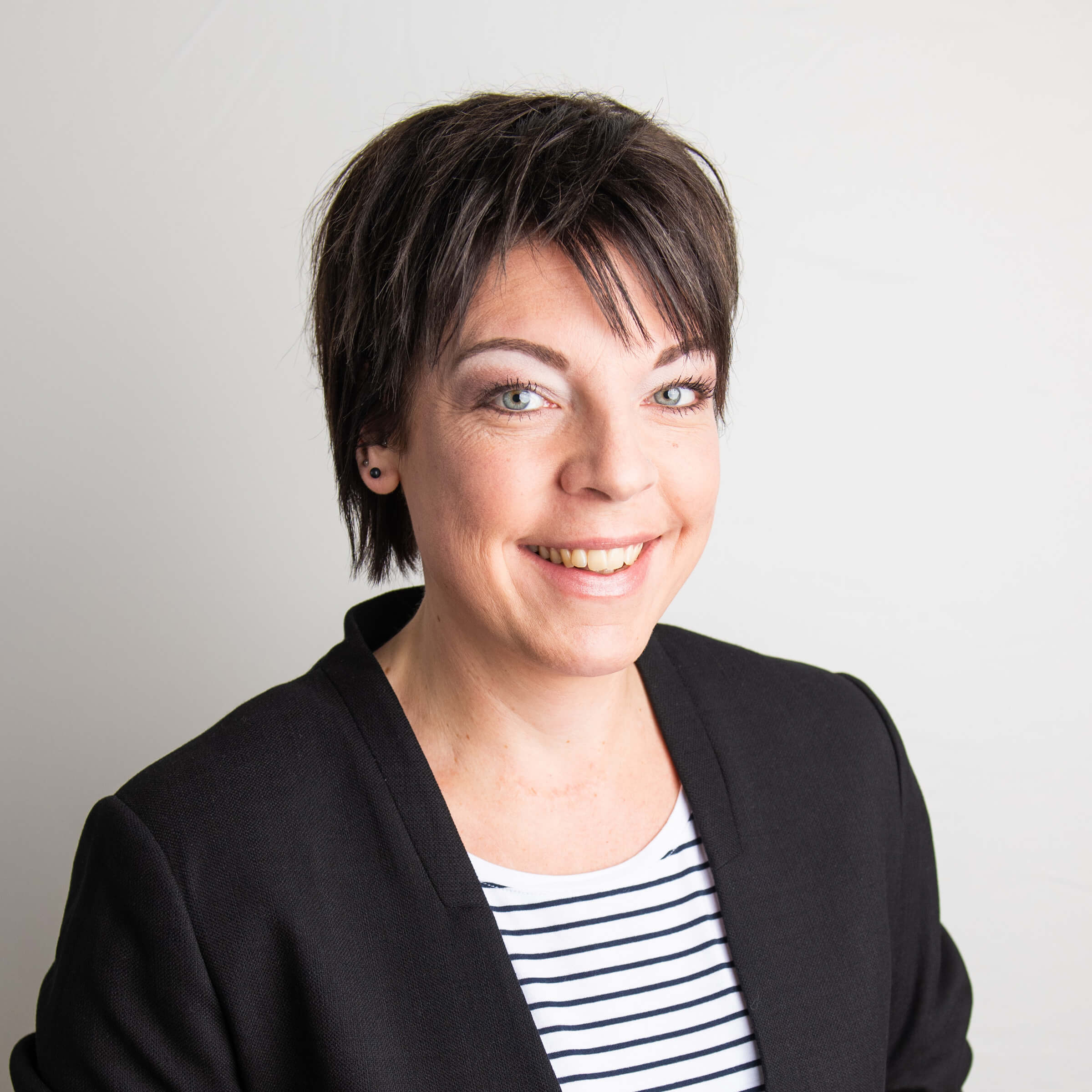 https://www.haar-werk.ch/wp-content/uploads/2020/12/Angela-Thiebaud.jpg